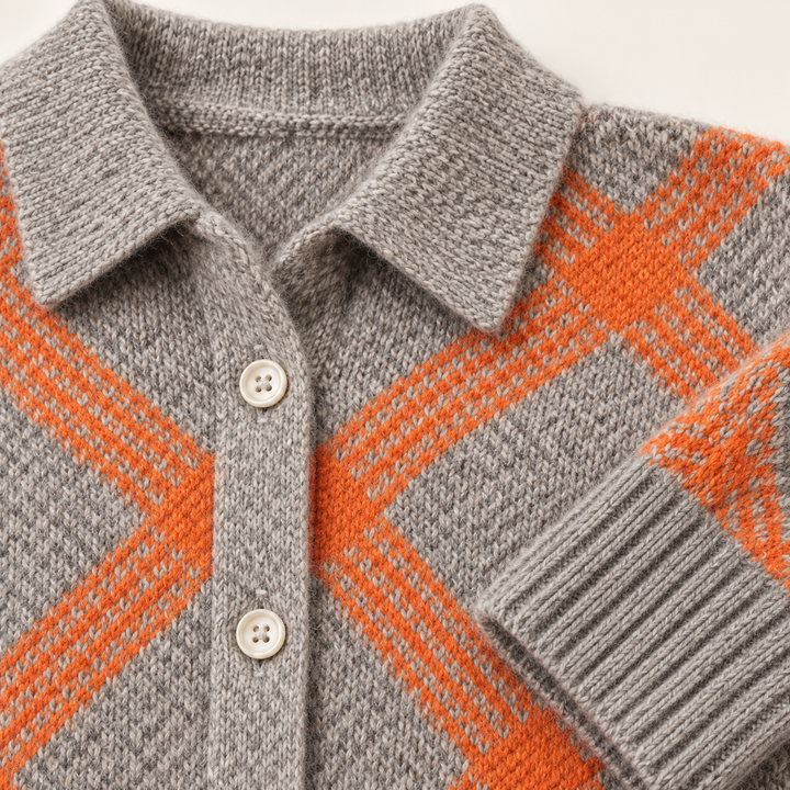 Close-up of the CHRISTELLE blouse knit, orange pattern, collar, buttons and ribbed cuff