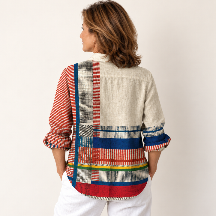 Íde artistic patchwork shirt, same model back view, square 1:1